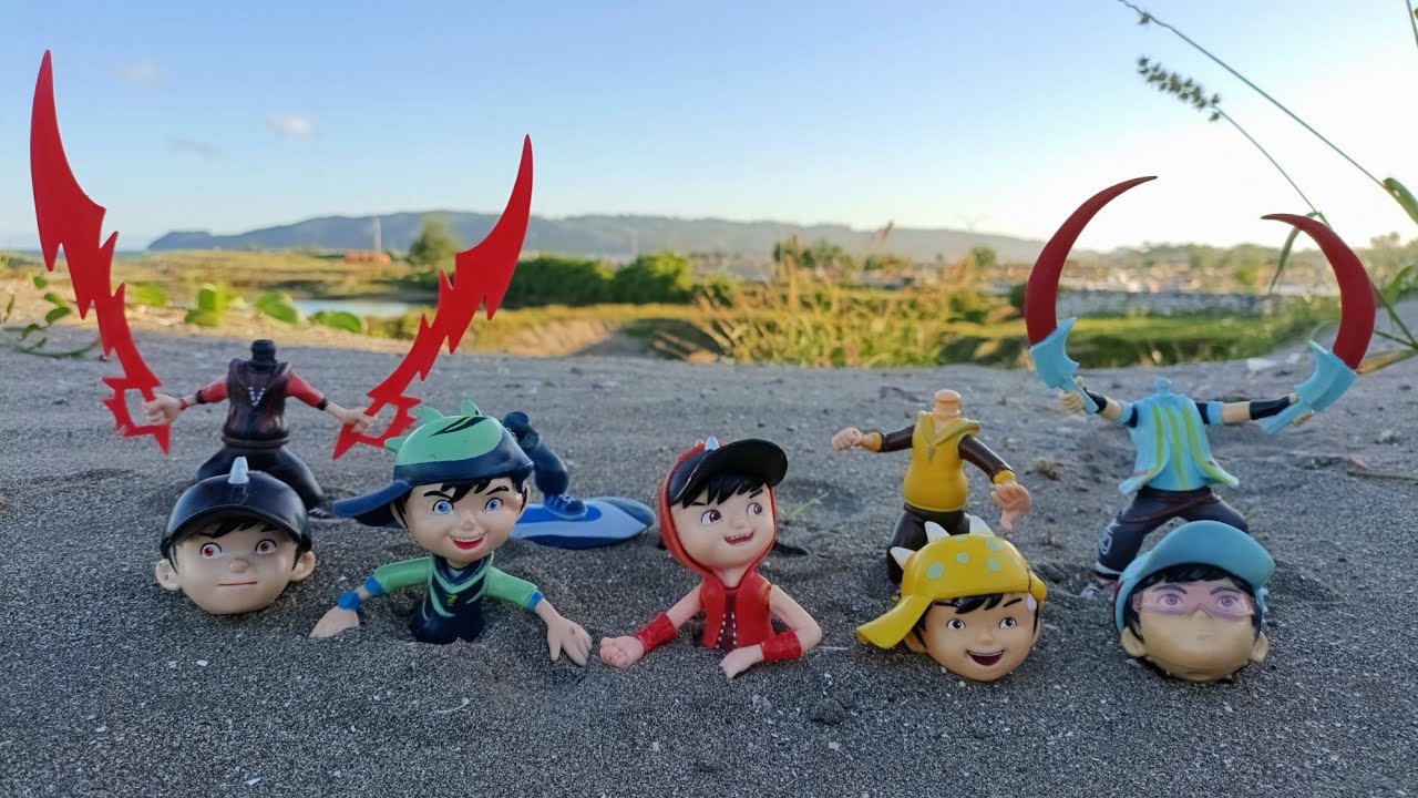 menemukan dan merakit mainan boboiboy rusak di atas bukit