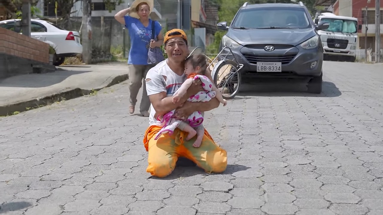 Decidió dejar a su esposo e hijo solos para irse con su AMANTE