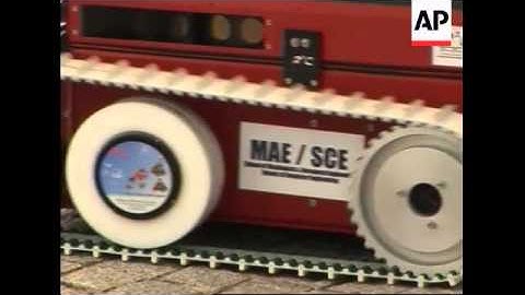 Singaporeans compete to produce self - navigating robot