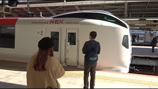 横浜駅を出発する横須賀線下りの特急成田エクスプレスE259系