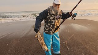 オホーツクでサケ釣り盛況 朝日浴び、秋味求める