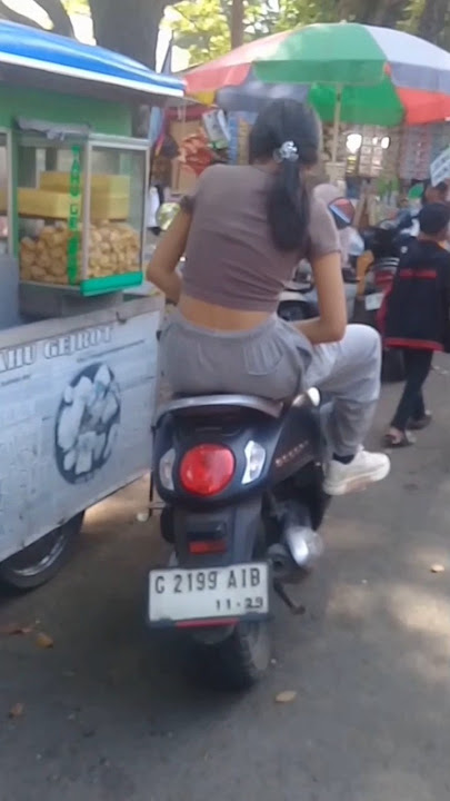 TERLIHAT CEWEK CANTIK SEXI DUDUK SANTAI jadi pusat perhatian netizen di media sosial#shorts viral