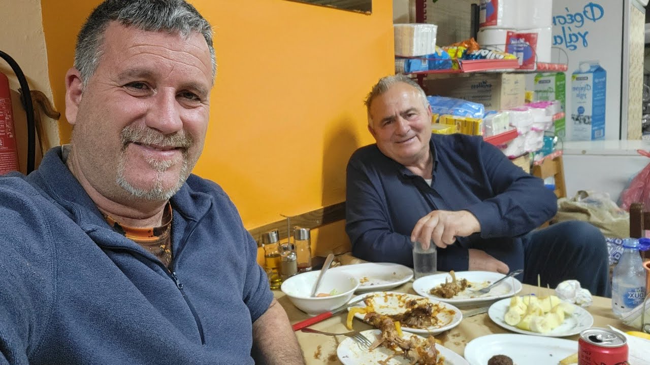 Για μια κούπα κρασί και ένα πιάτο φαγητό στο χωριό Δρακαίοι Σάμου με το Γιώργο Αβραμίδη