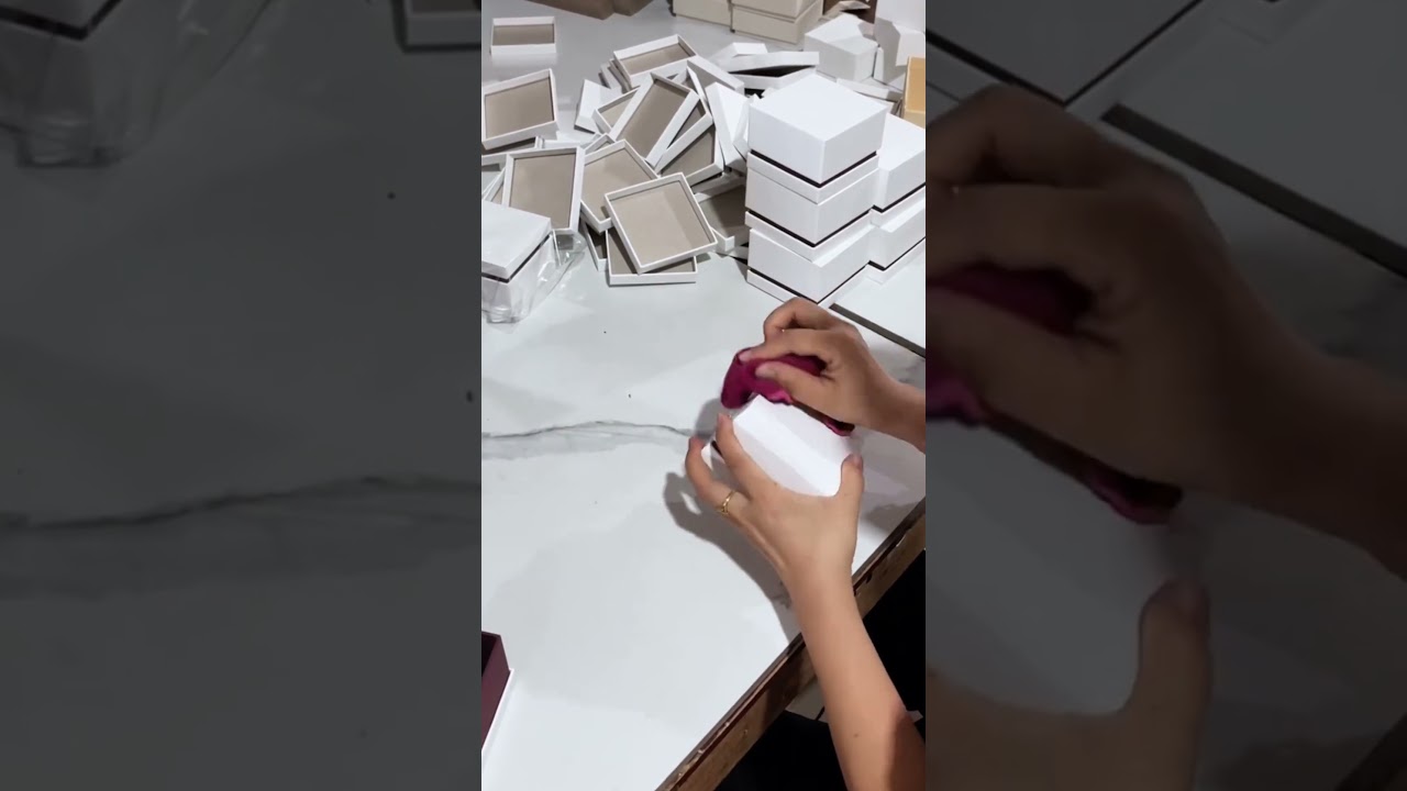 🍷🤍 Burgundy and White, make your gift box customization more beautiful.