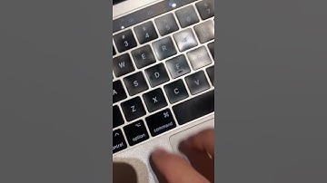 Tháo phím MacBook Pro để vệ sinh #Shorts