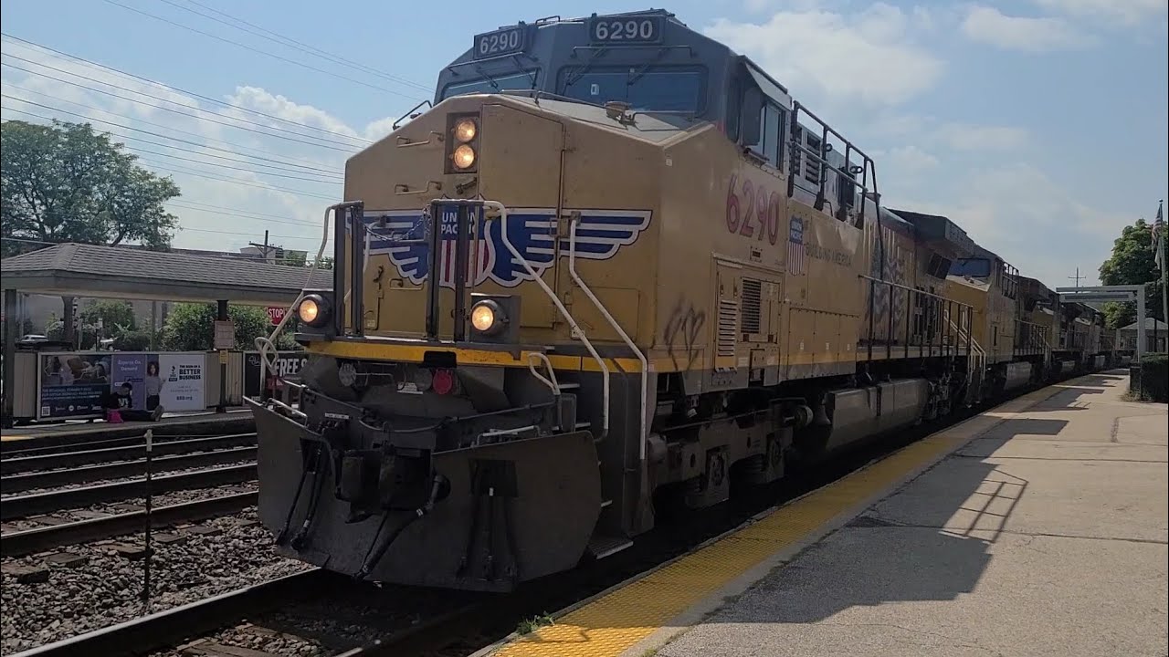 2 UP Intermodals meet at Glen Ellyn, IL 8/29/23