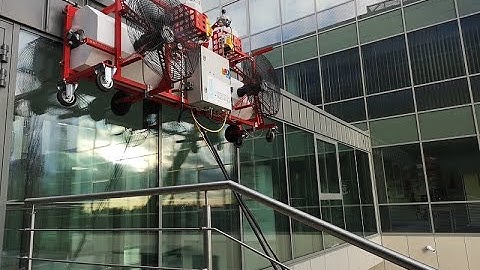 cleaning the facade with the Lautus machine