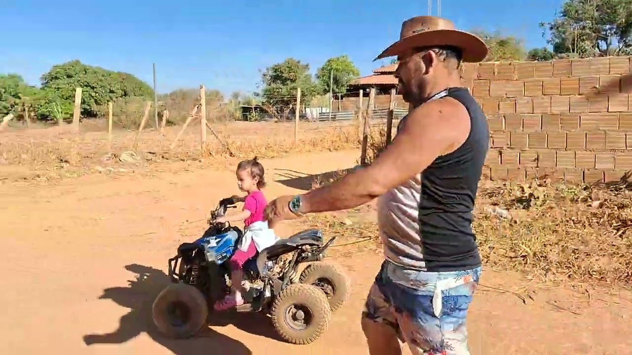 Uma pequena caminhada a  nossa filha  nós acompanhando kkkk