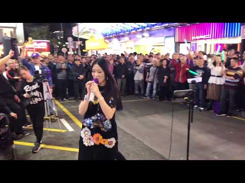 憑著愛「好閃呀，閃爍耀眼地柔情為大家獻唱一首抒情歌曲！」(2018-02-19)香港街頭藝人及唱作音樂人彭梓嘉老師