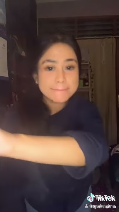 Keren cewek cantik ini bisa bikin asap love dari mulutnya
