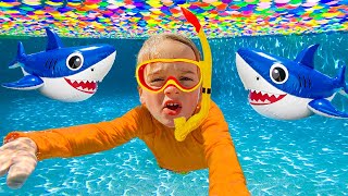 Chris yüzme havuzunda bir köpek balığı buldu - Çocuklar için komik oyuncak hikayeleri