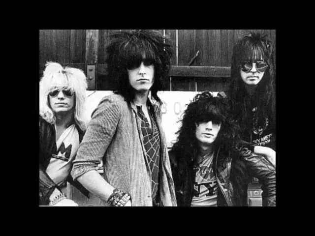 Mötley Crüe - On With The Show    1981