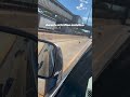 Video muestra a una gallina cruzando la I-290 en Chicago durante el tráfico matutino
