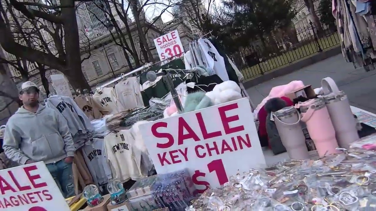 Turisteando por el Puente de Brooklyn para comprar souvenirs