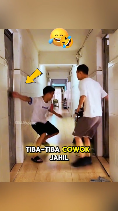 cowok jahil ini mengetuk pintu kamar kost temannya #shorts #funny #videolucu #prank #funnyvideo #kos