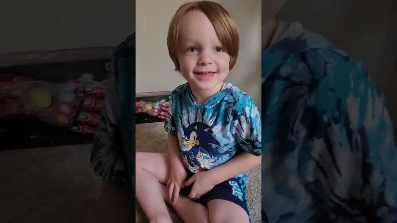 Jesse's toy box debut video.  Unboxing Disney Doorables Nightmare Before Christmas box.