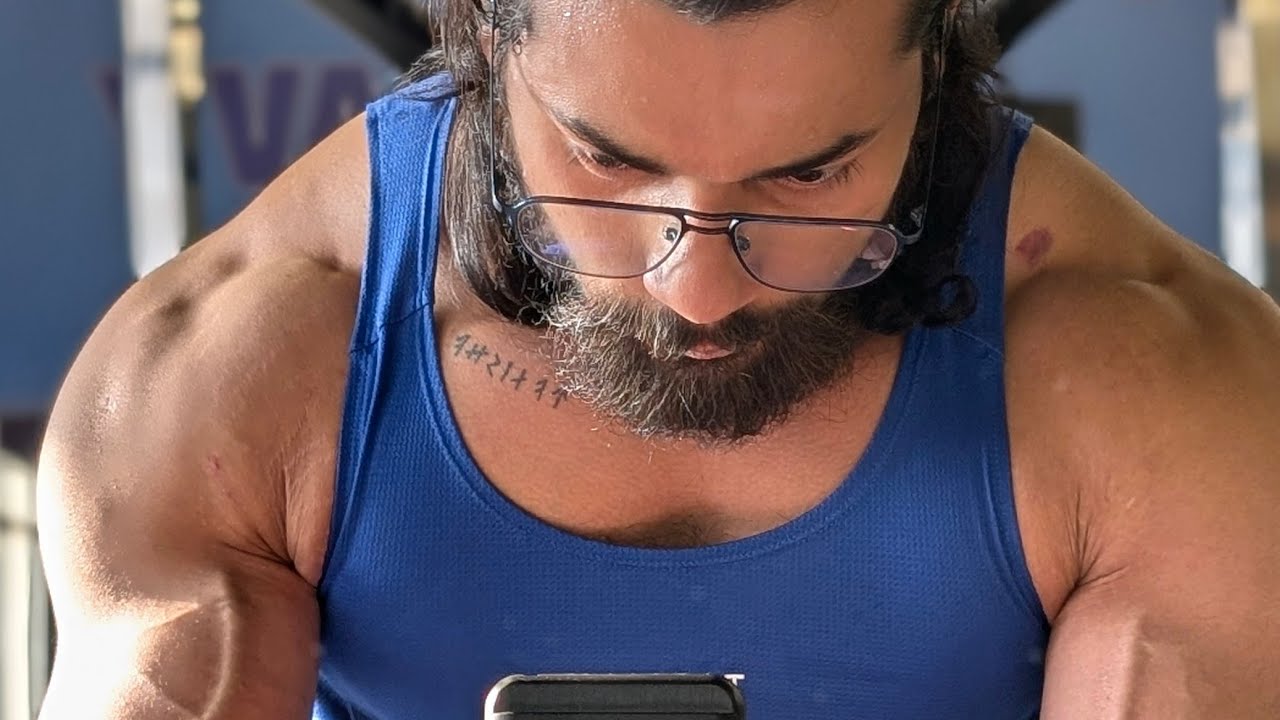 AyushShreds is live with legs workout.. 💪🏻