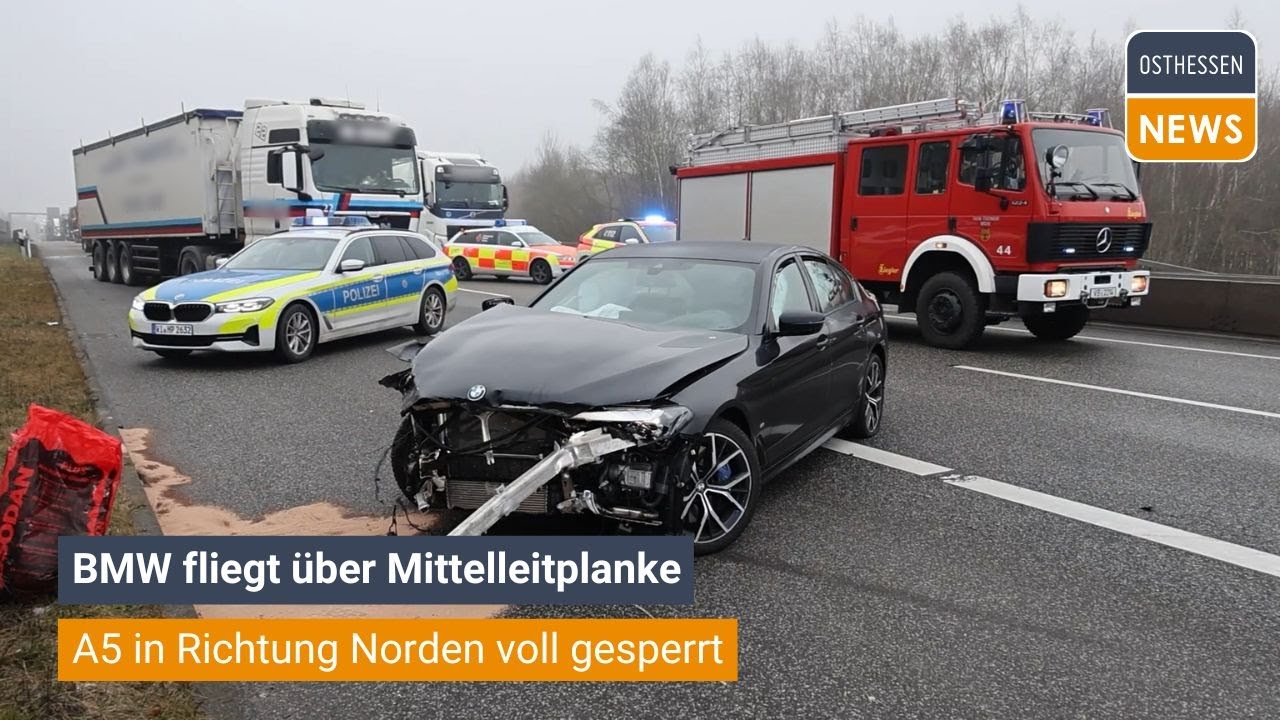 MÜCKE: BMW fliegt über Mittelleitplanke und landet auf Gegenfahrbahn 🚑