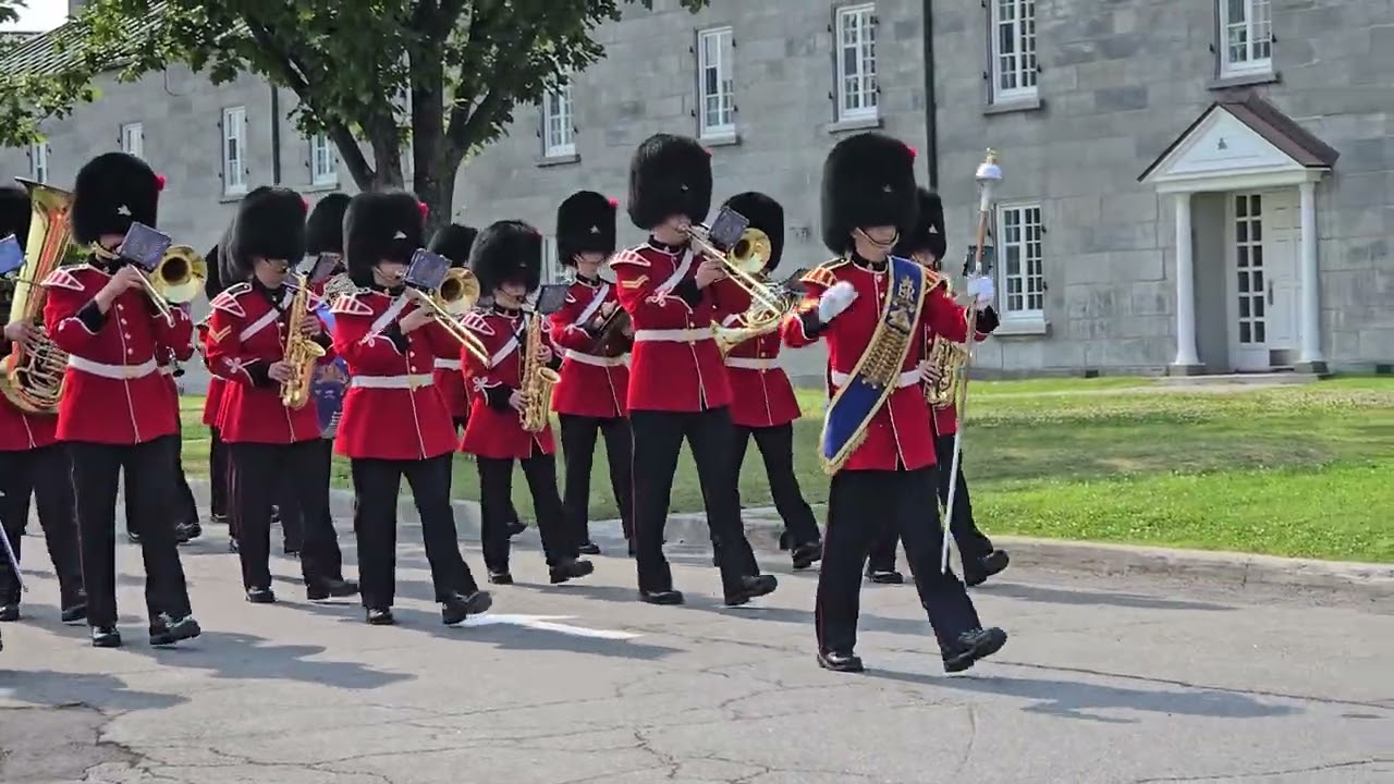 Changing of the guard at citadelle Quebec city (2) 