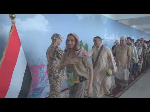 طارق صالح يستقبل في المخا جموع المواطنين ويتبادل معهم التهاني العيدية