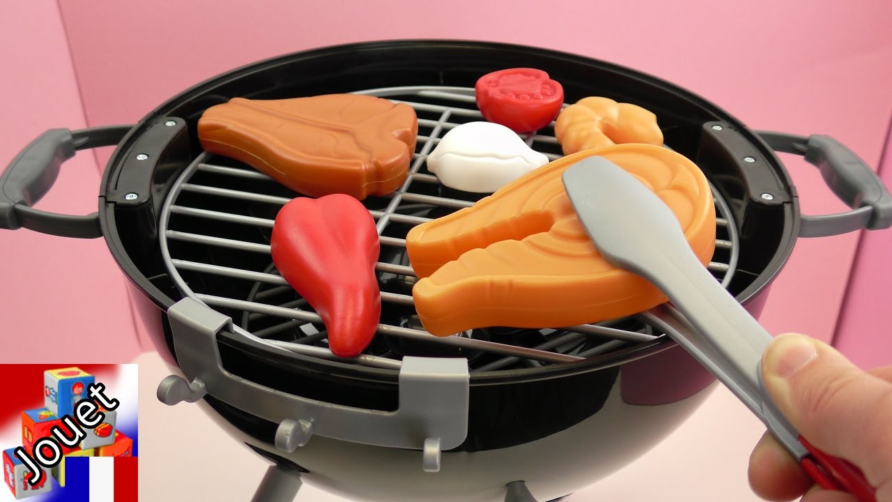 Barbecue en jouet avec des braises ardentes et feu sifflant