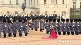 Queen Elizabeth gives ceremonial welcome to President Gul of Turkey