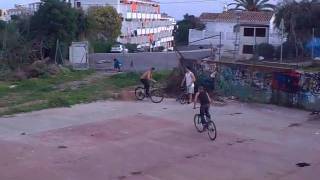 con las bicis en la pista de teni