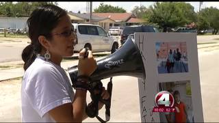 Immigration reform advocates rally for detained dads on Father's Day