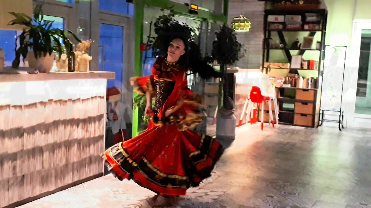 цыганка танцует. давайте девочки разучим цыганский танец запятые. цыгане танцуют у костра. цыгане танцуют. цыгане png.