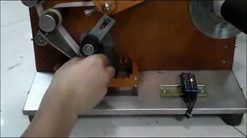 Semi automatic vertical labeling equipment for round bottles sticker label applicator machine