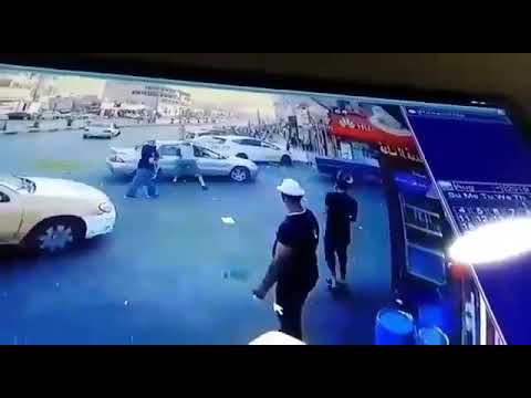 لحظة طعن شخصين داخل مركبة في الزرقاء