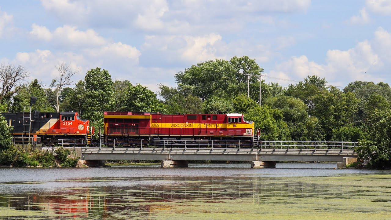 Railfanning echo lake in Burlington Wisconsin and cn3069 leading A490