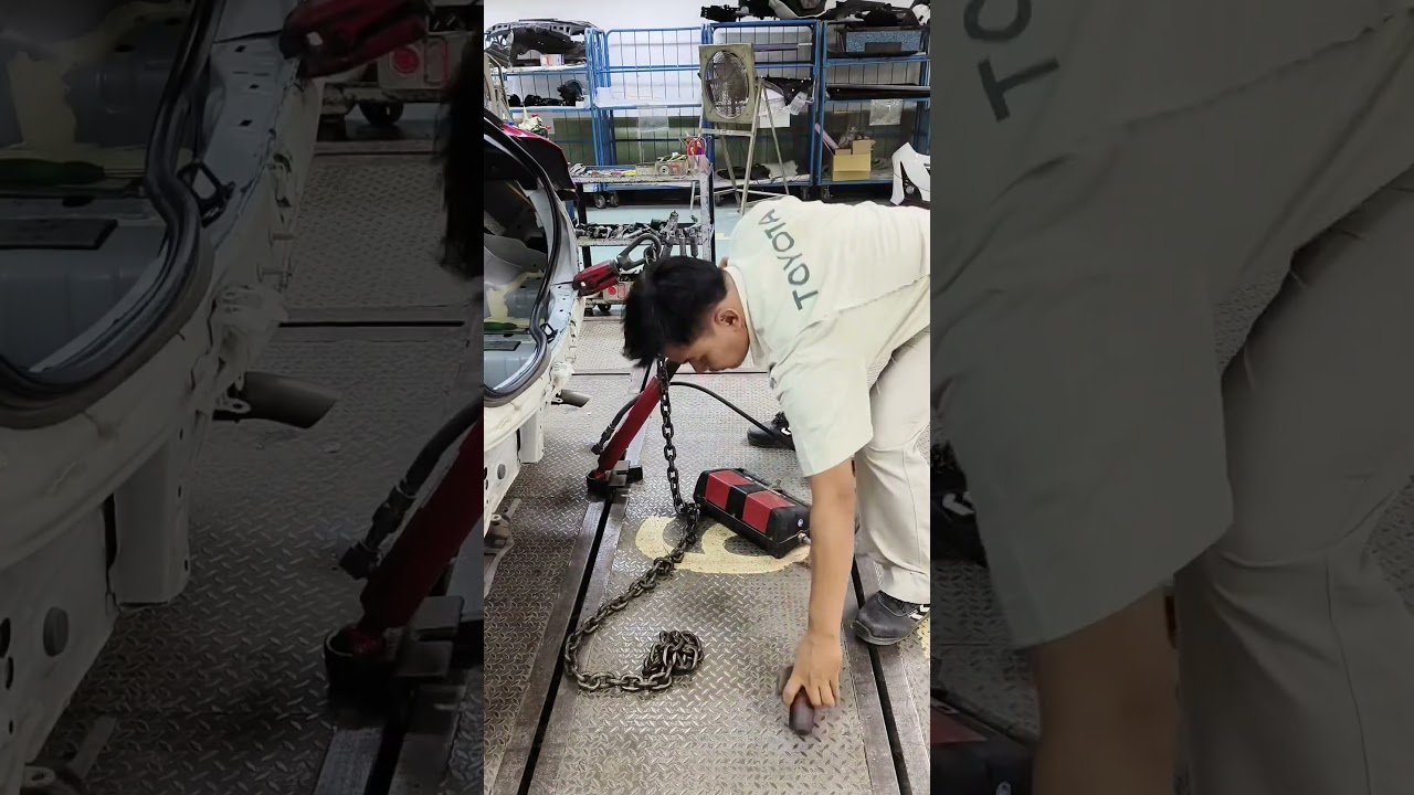 Pull out the panel under the rear cover of the Yaris.