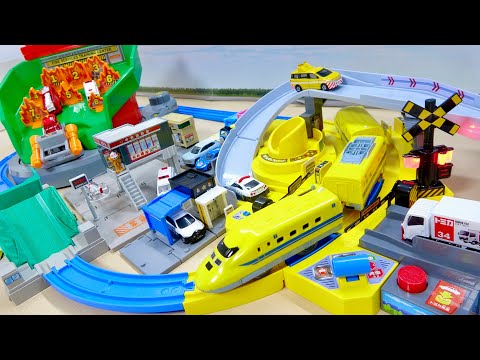 トミカの変形する消防署!消防車両を発車して消火訓練!プラレール新幹線☆ぐるっとカンカン踏切!ミニカーが一緒に走行!