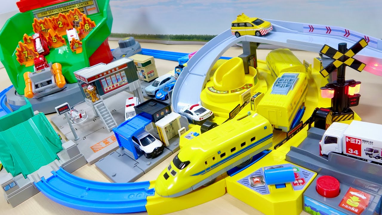 トミカの変形する消防署!消防車両を発車して消火訓練!プラレール新幹線☆ぐるっとカンカン踏切!ミニカーが一緒に走行!