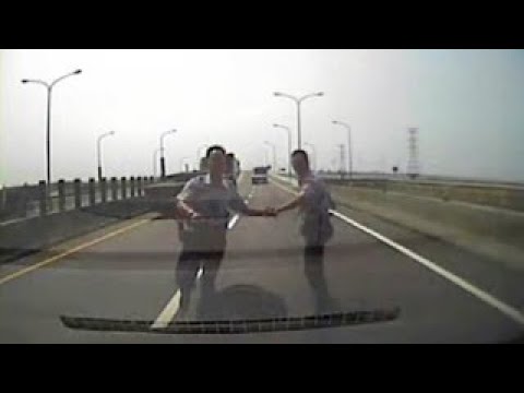 逃啊！警國道撿掉落物 聯結車猛撞過來