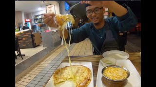 Bawak zira makan Cheese Naan kat Ceylonese Restaurant (The Best Cheese Naan In Town) Kuching Sarawak