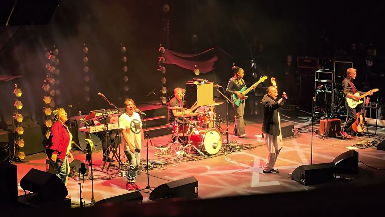 Roland Gift – She Drives Me Crazy (Live at O2 Apollo Manchester 2025) | Fine Young Cannibals 80s Hit