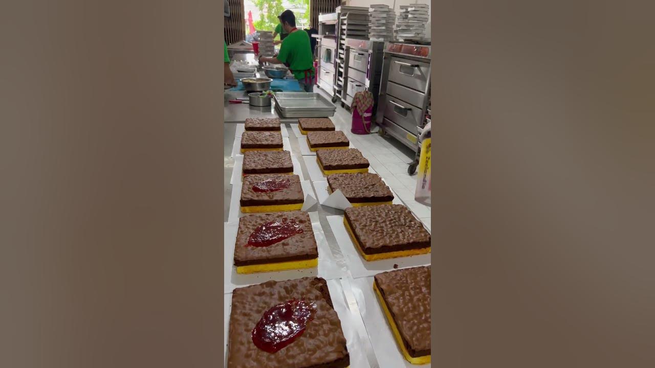 Setiap hari nya produksi lapis surabaya Setiap hari nya produksi lapis surabaya