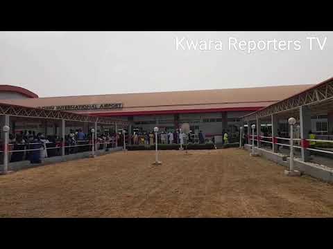 BREAKING: APC Supporters Chants O To Ge On Bukola Saraki At Airport Ilorin (VIDEO)