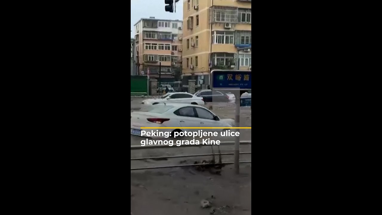 تسببت الأمطار الغزيرة في بكين في فيضانات في الشوارع وجرف السيارات وإشارات المرور.