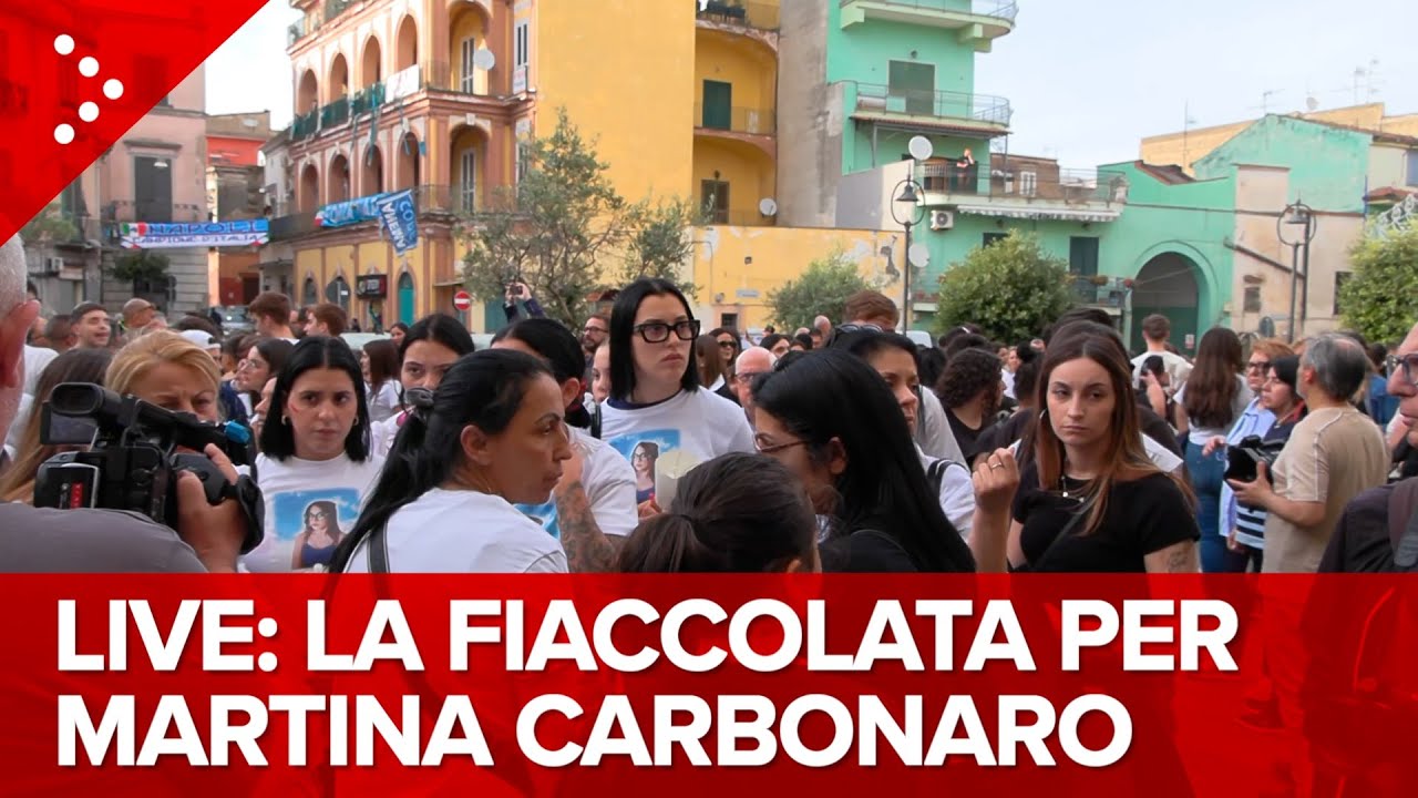 LIVE La fiaccolata in memoria di Martina Carbonaro, la 14enne uccisa ad Afragola: diretta video