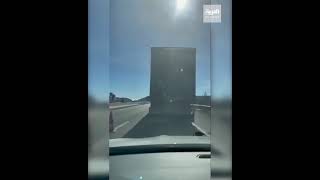 فيديو  لشاب يقفز من السيارة  ويسرق ثمار الكلمنتينا من شاحنة مسرعة