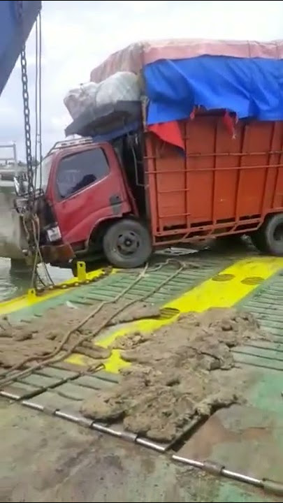 DETIK DETIK MOBIL TRUK TERJATUH KELAUT SAAT NAIK KAPAL FERRY  DI PELABUHAN BUBON.ACEH BARAT.