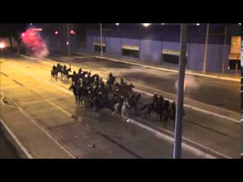 Manifestantes Resistem à Cavalaria - Belo Horizonte, 22 Junho 2013