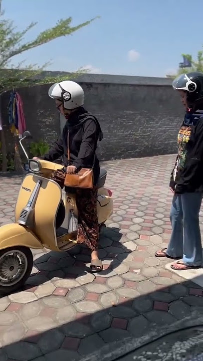 Cewek bervespa #automobile #foryou #beranda #lifeisbutadream #masukberanda #smartphone #vespa #fyp