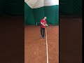 Tonton michenzo fait un service au tennis