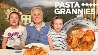 84 yr old Vanna makes 'corzetti' with her great granddaughters! | Pasta Grannies