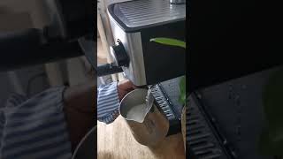 طريقة تبخير الحليب في آلة القهوة saachi .