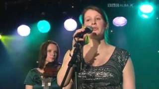 Shona Donaldson, Lauren MacColl, Mhairi Hall - Green Grows the Laurel chords